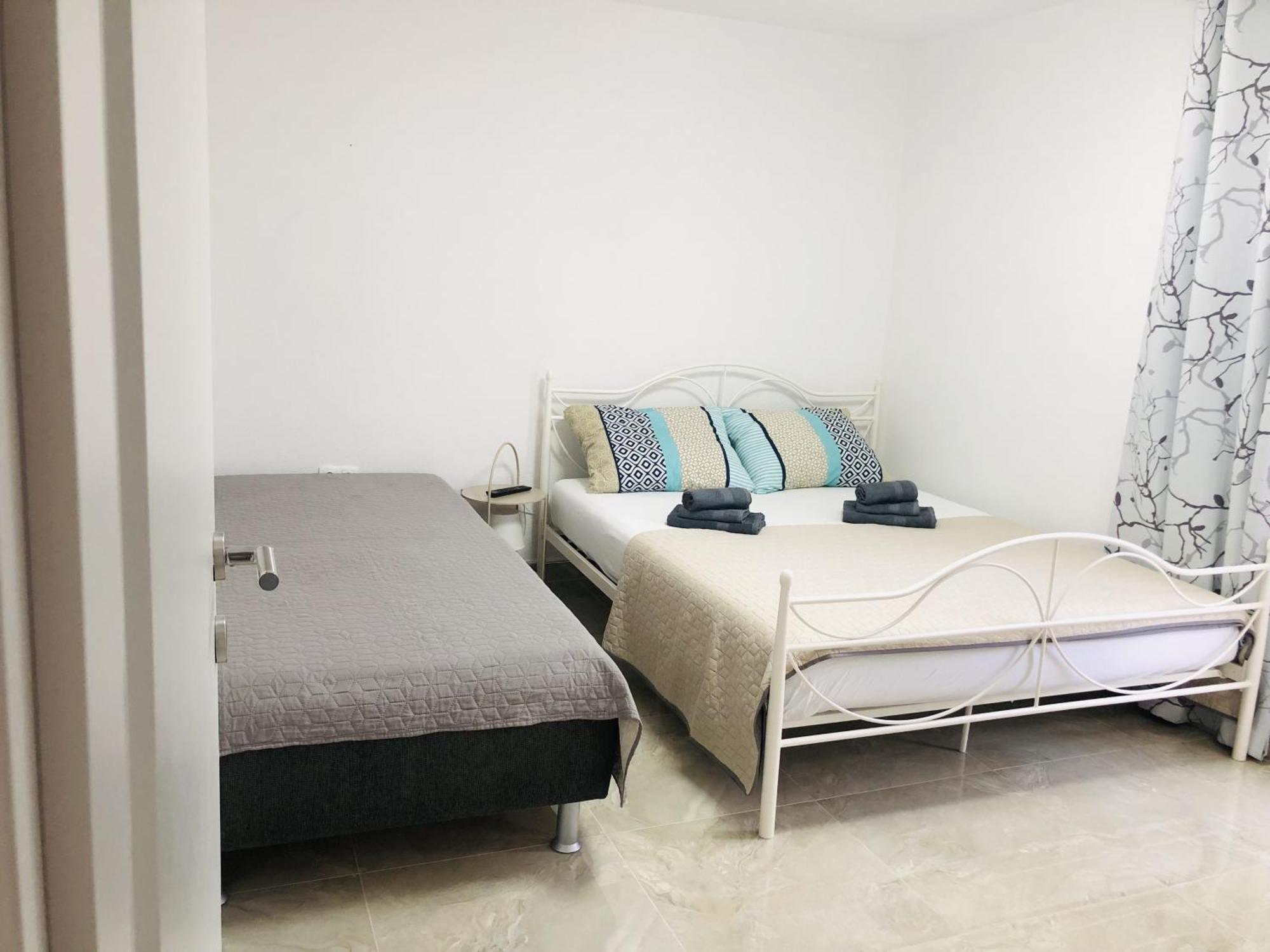 Apartmani Ema โตรกีร์ ภายนอก รูปภาพ